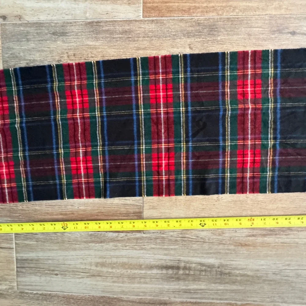 Roundtree & Yorke Plaid Scarf Black‎ Red Green Blue Fringe Acrylic